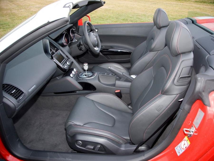 Интерьер Audi R8 V10 Spyder 2010 года  (UK) (фото 4 из 23)
